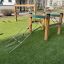 Obstacle course per bambini su un parco giochi con reti da arrampicata e strutture in legno