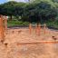 Percorso a ostacoli all'aperto per bambini in un parco giochi sabbioso.