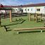 Obstacle course all'aperto per bambini su parco giochi con erba artificiale