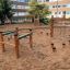 Percorso a ostacoli in legno all'aperto con reti da arrampicata per bambini.