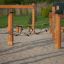 Trim trail corde da arrampicata e travi di equilibrio in legno su superficie sabbiosa