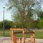 Trim trail ostacolo in legno per parco giochi per bambini in un'area giochi sabbiosa all'aperto.