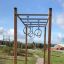 Horizontal ladder w/ climbing rings in un contesto di parco giochi