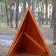 Attrezzatura da parco giochi Tipi Nature wooden house realizzata in legno naturale in un ambiente forestale