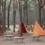 Attrezzatura da parco giochi Tipi Nature wooden house in un ambiente forestale con tre casette triangolari in legno