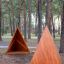 Strutture da gioco Tipi Nature wooden house in un ambiente forestale
