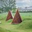 Attrezzatura da parco giochi Tipi Nature wooden house realizzata in legno naturale su campo erboso.