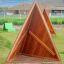 Attrezzatura da parco giochi Tipi Nature wooden house realizzata in legno naturale su erba verde