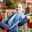Bambino che si diverte con Nature Double Swing 5m al parco giochi.