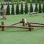 Nature Balancer attrezzatura per parco giochi realizzata con tronchi di legno su erba artificiale