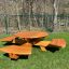 Round table & benches realizzato in legno posizionato in un'area erbosa