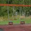 Wooden Baby double swing in un parco.