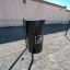City Bin w/ Covered Lid all'aperto in una giornata di sole