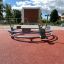 Bicycle merry-go-round in un parco giochi con superficie in gomma