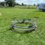 Bicycle merry-go-round in un'area giochi erbosa.
