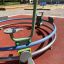 Bicycle merry-go-round in un parco giochi con superficie in gomma rossa