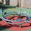 Bicycle merry-go-round in un parco giochi sotto la luce del sole