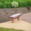 Robinia bench seduta in legno per esterni sul sentiero del parco giochi