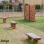 Robinia bench in un moderno parco giochi.
