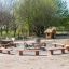Robinia bench attorno a un focolare in un contesto di parco
