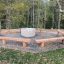 Robinia bench sedute all'aperto attorno a un focolare in un contesto boschivo