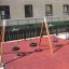 Set di giochi 2+2 multiple swing con sedili a pneumatico e a secchiello in un contesto urbano