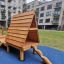 Kanha wooden playhouse with slide in un cortile di un appartamento moderno