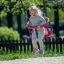 Bambino che gioca sul 1+2 multiple swing nel parco.