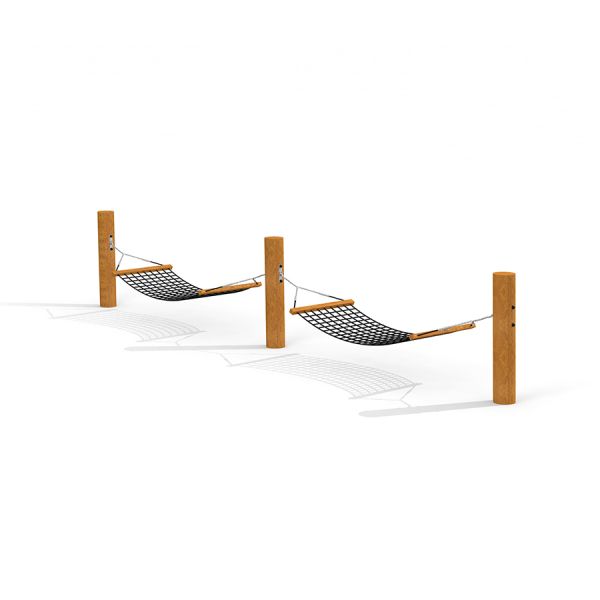 Double Hammock con pali di legno e rete nera.