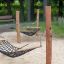 Double Hammock in un parco all'aperto con pali di legno e rete.