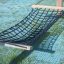 Rete nera Double Hammock su sfondo di tappeto erboso.