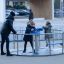 Wheelchair Accessible Merry-go-round (2-person) attrezzatura da gioco con ringhiere metalliche e sedili blu