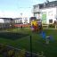 Bambini che giocano in un parco giochi con Dog rocking.