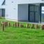 Area giochi all'aperto con pali in legno Cape Code Ă˘Ĺšâ‚¬ da 20-25 cm installati sull'erba.
