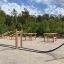Area fitness all'aperto con Battle Rope Workout Set e altre attrezzature per l'allenamento circondate dal verde