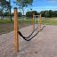 Battle Rope Workout Set all'aperto con pali in legno in un parco.