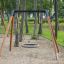 Bird Nest Single Swing (BNS 120 cm) installato in un parco giochi nel bosco.