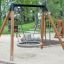 Bird Nest Single Swing (BNS 120 cm) in un parco giochi per bambini.