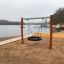 Bird Nest Single Swing Nature (BNS 120 cm) installato su una spiaggia sabbiosa sul lago.