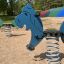 Giocattoli Blue e Green Rabbit rocking in un parco giochi.