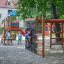 Bambini che giocano su Bird Nest Swing with Tower (BNS 120 cm) single slide in un parco giochi.