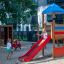 Bird Nest Swing with Tower (BNS 120 cm) single slide in uso nel parco giochi con bambini che giocano.