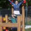 Due bambini che giocano sulla casetta Fortress II con scivolo.