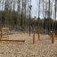 Percorso a ostacoli con mini rete da arrampicata nel bosco.