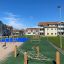 Obstacle Course Crawl Net in un parco giochi in una zona residenziale.