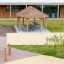 Elemento da parco giochi Obstacle Course Crawl Net realizzato in legno e corda per arrampicarsi.
