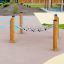Obstacle Course Crawl Net realizzato in corda e pali di legno sulla superficie del parco giochi.