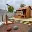Wooden Garden Playhouse w/ Fencing nell'area giochi per bambini