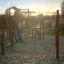 Attrezzature da gioco in legno Challenger Modern Nature single slide con scivolo in metallo su superficie sabbiosa