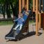 Bambino che scivola giù da Challenger Modern Nature single slide in un parco giochi.